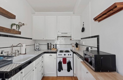 Nob Hill Condo | Spacious Flat, Steps to 23rd Ave & Trader Joe's + Parking Included