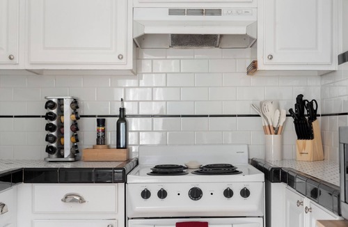 Nob Hill Condo | Spacious Flat, Steps to 23rd Ave & Trader Joe's + Parking Included