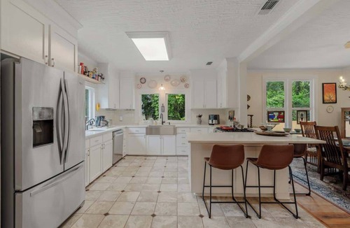 Hattiesburg House | Spacious Folk Victorian-style 3BR 3BA Home with updates