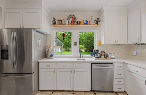 Hattiesburg House | Spacious Folk Victorian-style 3BR 3BA Home with updates