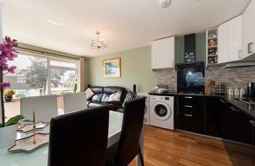 High Barnet Apartment | Spacious forest view apartment