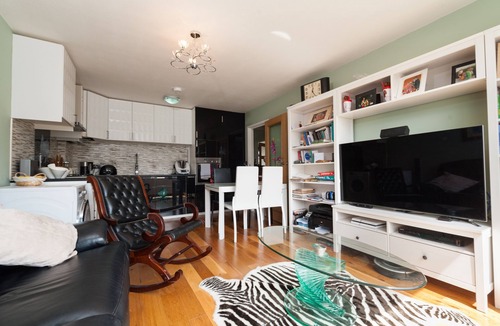 High Barnet Apartment | Spacious forest view apartment