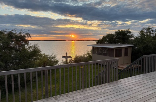 Gimli House | Spacious four-season waterfront , 3-bedroom. Relax, ice fishing, snowmobiling