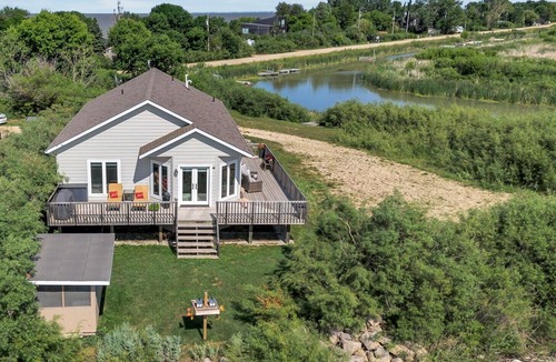 Gimli House | Spacious four-season waterfront , 3-bedroom. Relax, ice fishing, snowmobiling