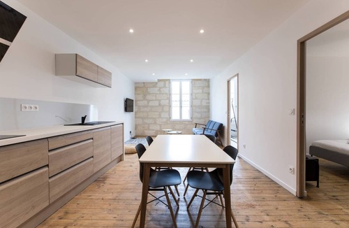 Castillon-la-Bataille Apartment | Spacious and bright apartment with air conditioning