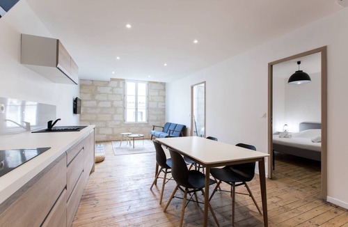 Castillon-la-Bataille Apartment | Spacious and bright apartment with air conditioning