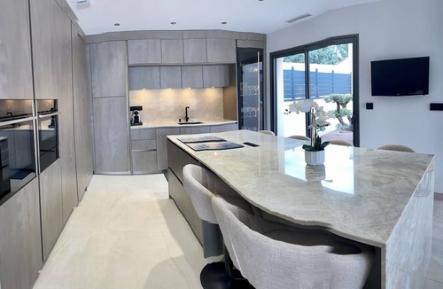 Chateauneuf-de-Gadagne Villa | Spacious and bright villa, private pool, parking