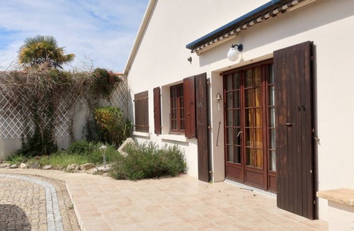 La Jarne House | Spacious, friendly house with pool