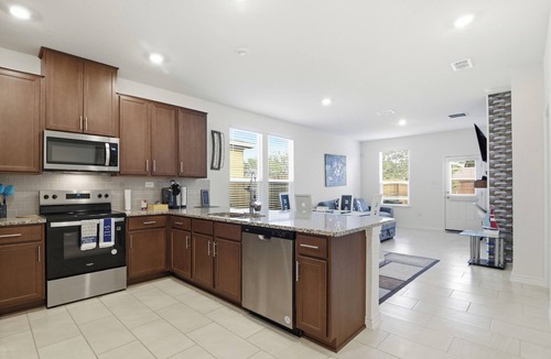 San Antonio House | Spacious & Fully Furnished Home/Ideal for 30+ Days Stay.