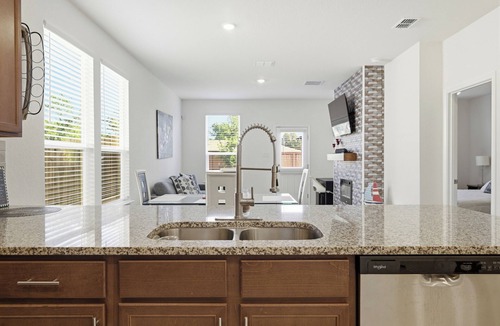 San Antonio House | Spacious & Fully Furnished Home/Ideal for 30+ Days Stay.