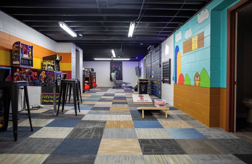 Urbandale House | Spacious & Fun Arcade House, Sleeps 14, Central Location, Fenced Backyard