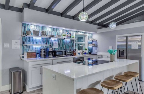 Oak Park - Northwood House | Spacious & Fun near Downtown | Pool, Games, Mural!