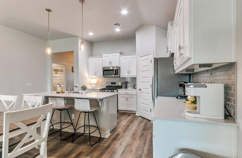 Yukon House | Spacious Furnished 4BR Yukon Home + Backyard