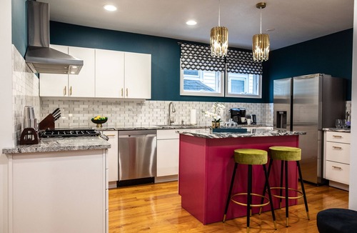 Buffalo House | Spacious! Game room & VIP Lounge, Jungle rm, Bubble Chairs, & Record Player!