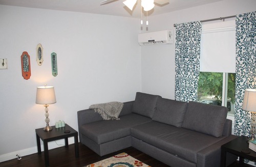 Hyde Park Apartment | Spacious garage apartment in central historic Hyde Park