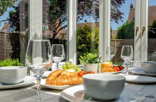 Walton-on-Thames House | Spacious, Garden home by Walton Station - Pass the Keys