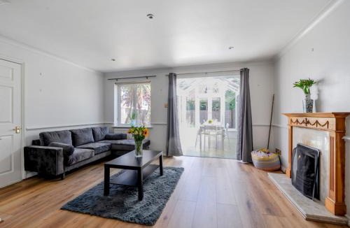 Walton-on-Thames House | Spacious, Garden home by Walton Station - Pass the Keys