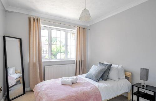 Walton-on-Thames House | Spacious, Garden home by Walton Station - Pass the Keys