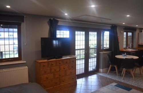 Kings Langley Apartment | Spacious Garden Studio