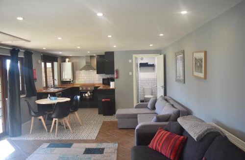 Kings Langley Apartment | Spacious Garden Studio