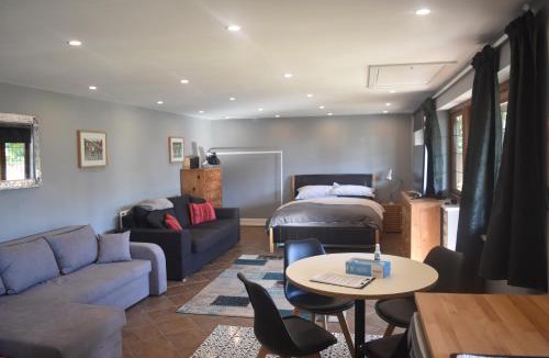 Kings Langley Apartment | Spacious Garden Studio