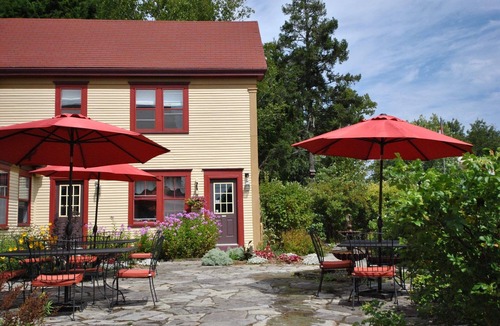 Saint Patrick Cottage | Spacious Garden-View King Suite in 150-Year-Old Manor House