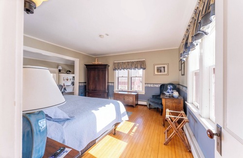 Saint Patrick House | Spacious Garden-View King Suite in 150-Year-Old Manor House