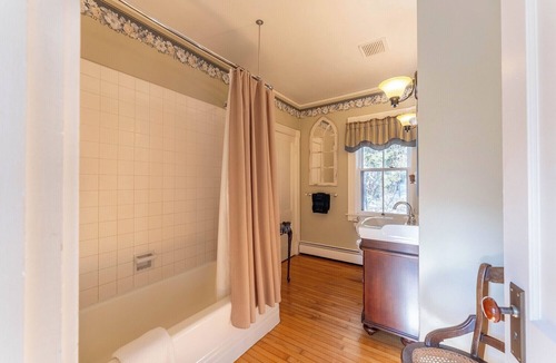 Saint Patrick House | Spacious Garden-View King Suite in 150-Year-Old Manor House