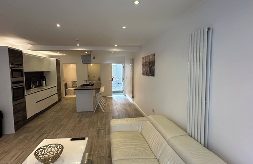 Whitnash House | Spacious 4 Bedroom Town House