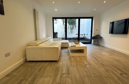 Whitnash House | Spacious 4 Bedroom Town House