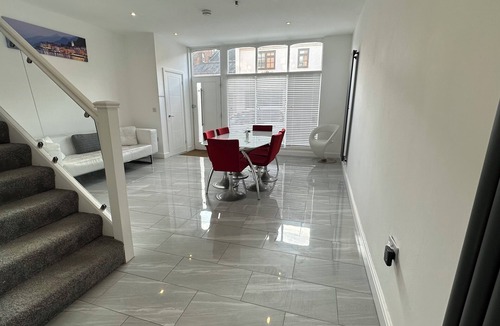 Whitnash House | Spacious 4 Bedroom Town House