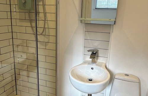 Whitnash House | Spacious 4 Bedroom Town House