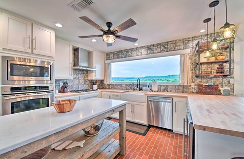 Palo Pinto County House | Spacious Getaway ~ 12 Acres, Views, & Hot Tub!