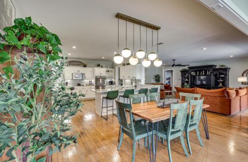 Mena Apartment | Spacious Getaway By Wolf Pen Gap 15 Acres and Pool!
