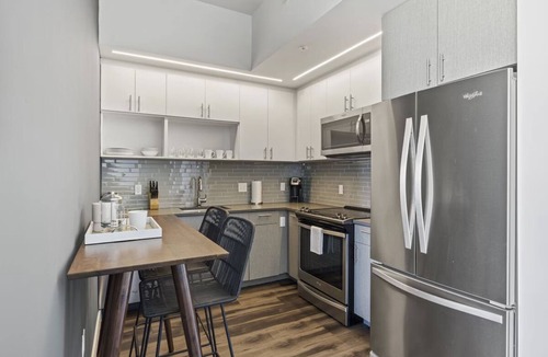 Bluemont Hotel | Spacious Getaway in Arlington Close to National Mall & DC Dining | Rooftop Views