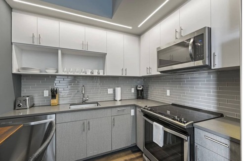 Bluemont Hotel | Spacious Getaway in Arlington Close to National Mall & DC Dining | Rooftop Views