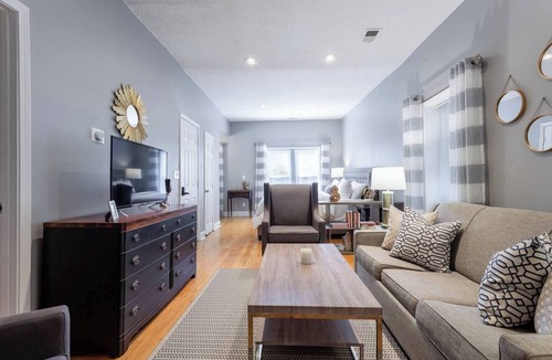 Southmoreland House | Spacious Getaway Near Food and Entertainment | 7/8