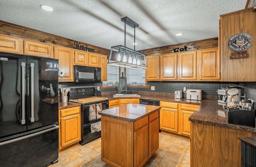 Grand Prairie House | Spacious Getaway w/Private Pool-SLEEPS 15 -Pet Friendly -Close To Everything