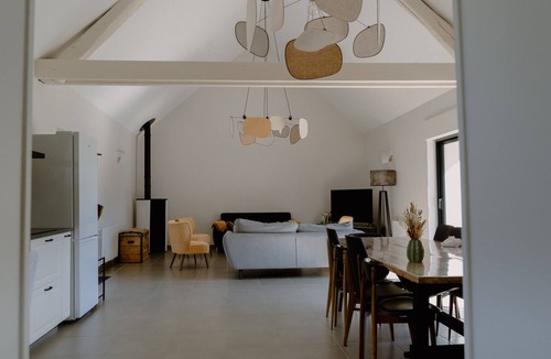 Huisseau-sur-Mauves Cottage | Spacious Gîte with Garden & Modern Decor in Scenic Centre Val de Loire