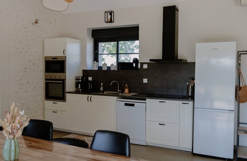 Huisseau-sur-Mauves Cottage | Spacious Gîte with Garden & Modern Decor in Scenic Centre Val de Loire