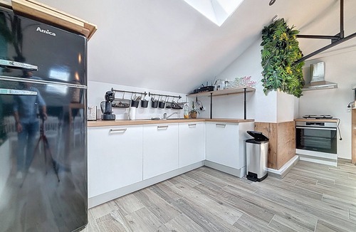 Landean Cottage | Spacious gîte with jacuzzi-sauna area, reception room and terrace with games.