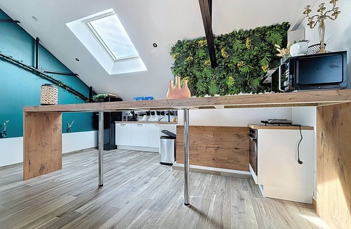 Landean Cottage | Spacious gîte with jacuzzi-sauna area, reception room and terrace with games.