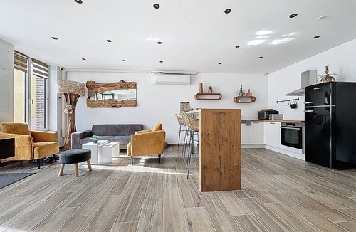 Landean Cottage | Spacious gîte with jacuzzi-sauna area, reception room and terrace with games.