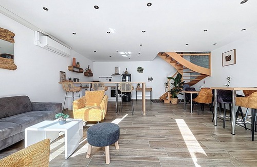 Landean Cottage | Spacious gîte with jacuzzi-sauna area, reception room and terrace with games.
