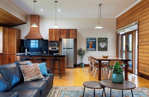 Castlemaine House | Spacious Goldfields Retreat | Central & Charming