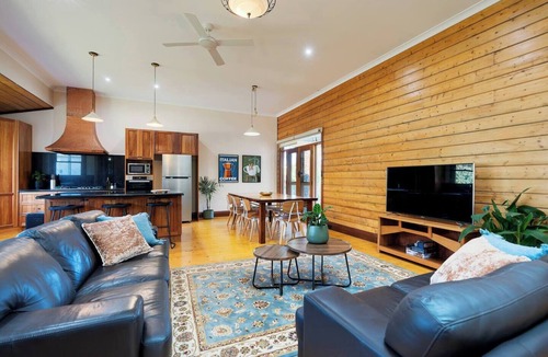 Castlemaine House | Spacious Goldfields Retreat | Central & Charming