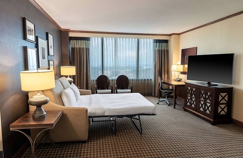 Alexandria West Hotel | Spacious Good-Value Accommodation! 4 Convenient Units, 2 Pools, Parking Onsite!