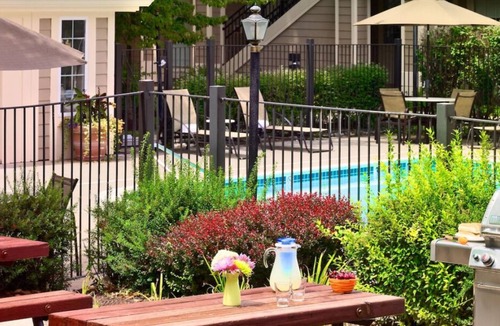 Sharonville House | Spacious Good-Value Accommodation in Cincinnati! Full Kitchen, Pool, FREE Bfast!