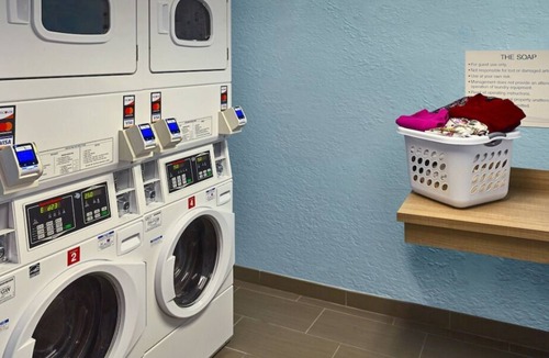 Sharonville House | Spacious Good-Value Accommodation in Cincinnati! Full Kitchen, Pool, FREE Bfast!