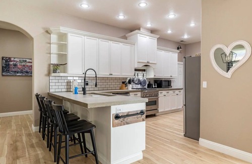 Phoenix Lake-Cedar Ridge House | Spacious-Gourmet Kitchen-Luxe King Bed-Ping Pong-Arcade